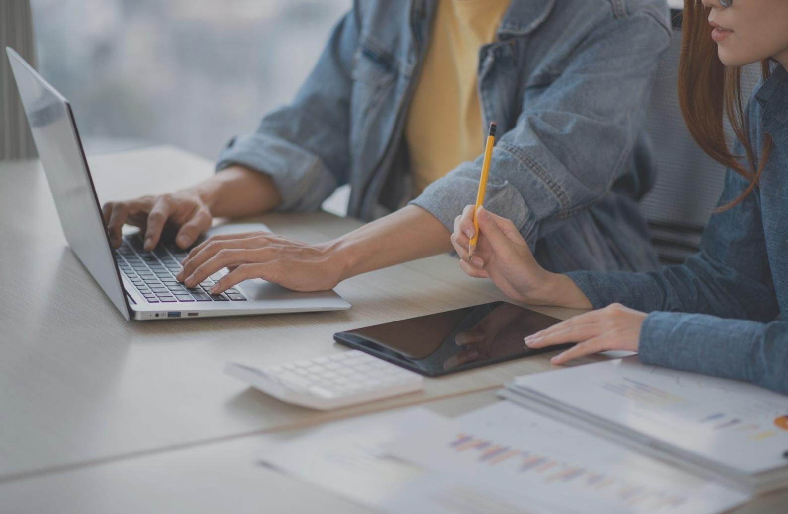 Bureau professionnel avec documents d'analyse financière